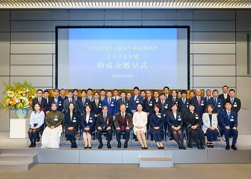 Image: Commemorative photo of winners and related parties