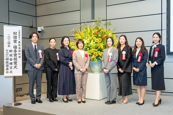 Image: Group photo of the winners. (From left) Yoshito Uketa, Tomoyo Shimizu, Akiko Kato, Mayumi Yamashita, Mayuko Mori, Wang Shu, Aya Nakama, Kaho Kakizawa