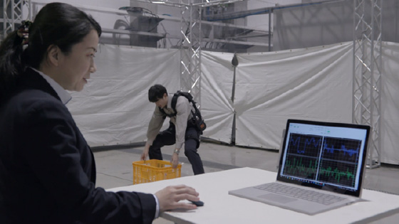 The motor’s movements are monitored to program optimal motions.