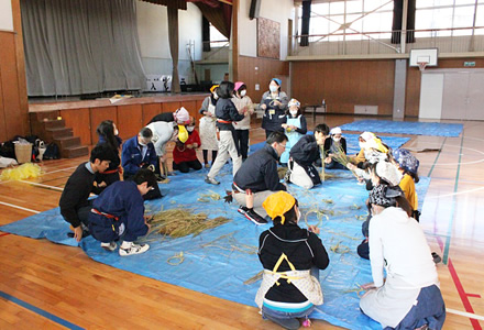 写真：授業開始前：父兄向けにしめ縄作りWSを実施