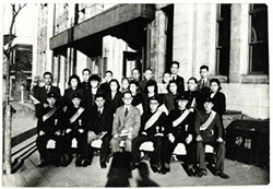 学徒出陣。昭和18年11月13日本社ビル前にて調査部23人全員で撮影。中央、調査部長塚田十一郎の右後ろが市川。見送られた5名中、前列右から3人目、佐藤秀夫が戦死した