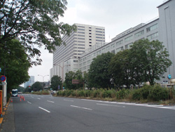 現在の様子。手前から中央合同庁舎1号館、高層の裁判所合同庁舎、その奥に小さく法務省赤レンガ棟が見える