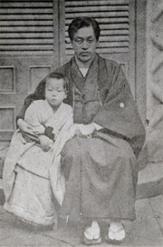 鹿島岩蔵（明治13年ごろ）。娘・糸子と