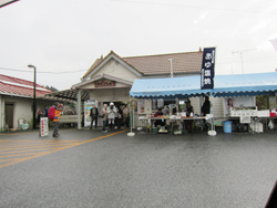 雨の平日でもにぎわう養老渓谷駅。右奥に足湯がある