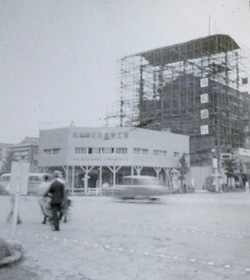防護構台の上に建設された現場事務所。 現在は、防護構台の上に構造物を作ることはない。