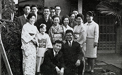 昭和40(1965)年正月主計課員たちと。(後列着物姿染谷)