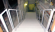 写真：鋼製仮避難通路