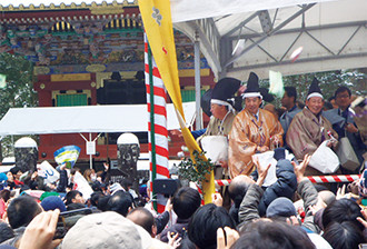 写真：2月の節分祭。豆をまく田所関東支店長