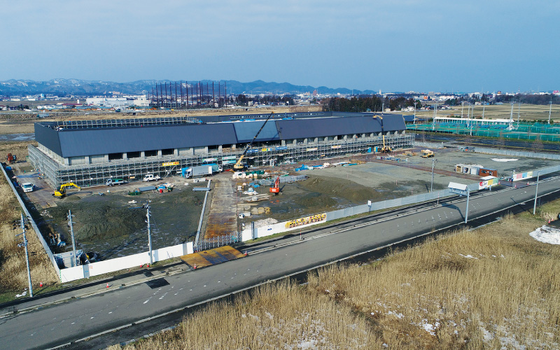 図版:現場全景(2月22日現場撮影)。奥に見えるのは春日山