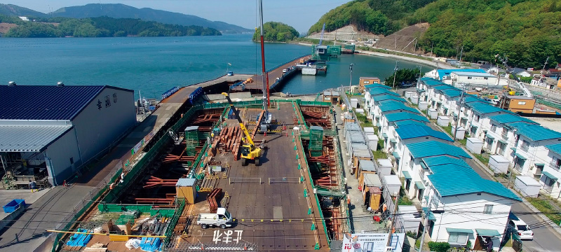 図版:雨水貯水施設の現場上空から万石浦を望む(2019年5月)