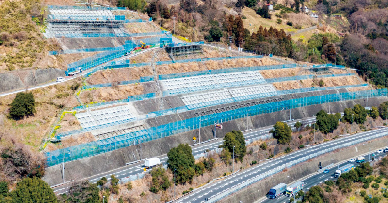 図版:東名高速道路上石山地区切土のり面補強工事