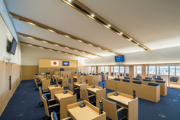 図版:奥にラウンジを配したオープンな議場