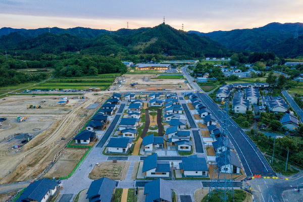 図版:大川原地区俯瞰。高台に配置された庁舎が町を見守る