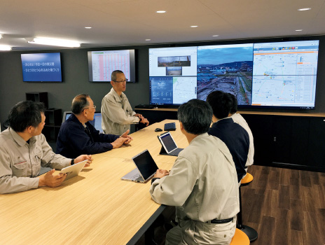 図版:各所に設置したカメラ画像をモニタリングする(新名神高速道路枚方工事)