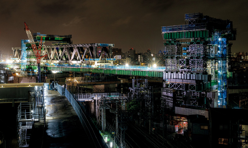 図版:送り出し架設中のトラス橋(阪急電鉄京都線・千里線連続立体交差事業)