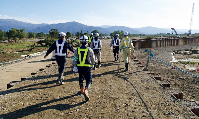図版:2019年10月,令和元年台風19号により決壊した「千曲川堤防緊急復旧工事」では鋼矢板仮締切堤防(下流側)を施工した