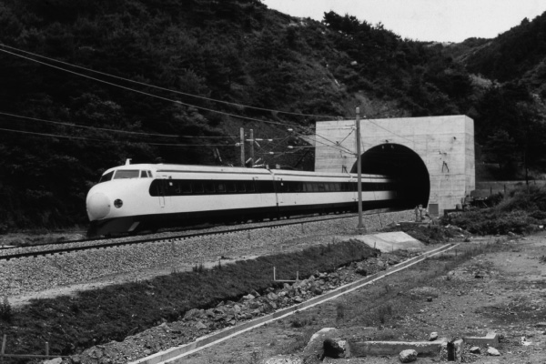 図版:東海道新幹線・新丹那トンネル