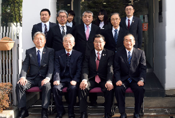 図版:後方支援を担った長野営業所の所長(前列右から2番目)と所員一同(営業所前にて撮影)