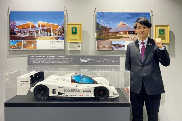 図版:カジマ・マツダMX-R01 模型と説明パネル