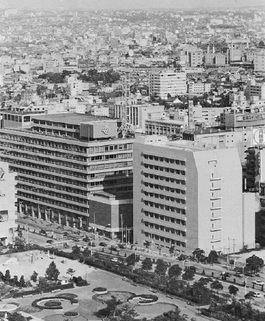 図版:1975年には本店ビル隣に西館(写真手前)が完成。