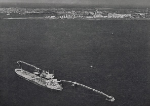 図版：1973年に完成した苫小牧シーバース