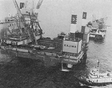 図版:シーバース建設のため,当社は自己昇降海上作業台「SEP-KAJIMA」を開発・導入した