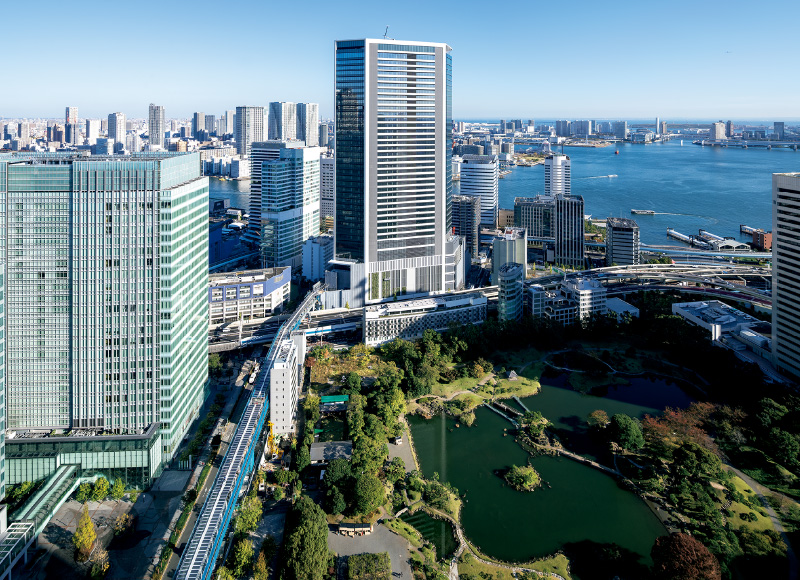図版:旧芝離宮恩賜庭園や東京湾の眺望を楽しむことができるロケーション