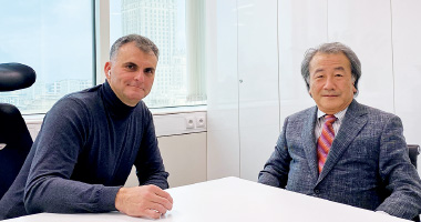 図版:(右)岩崎雅則KE建設統括(左)マチェック・ルンキェビッチェ カジマ・ポーランド社長