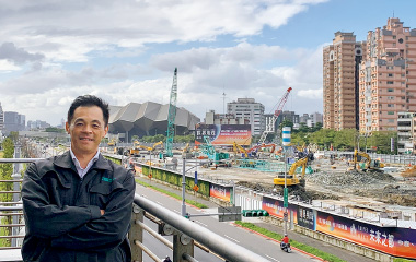 図版:塩﨑寛吉現場所長と現場全景