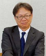 図版:日立製作所理事 山崎人財統括本部総務・CRE統括部長