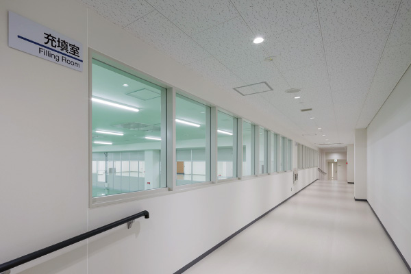 図版:見学通路から工場内が見渡せる