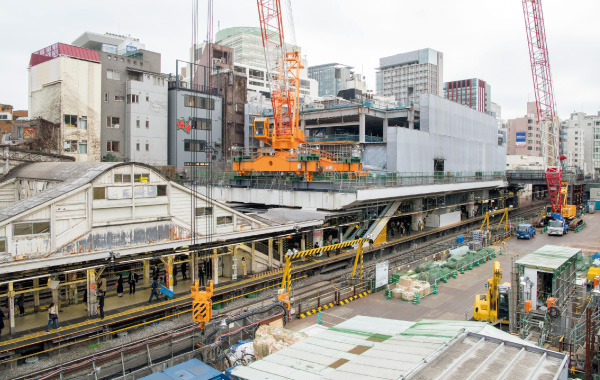 図版:聖橋から見た御茶ノ水駅と現場の様子(2019年3月)
