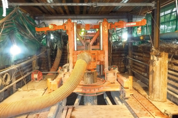 図版:ホーム下での基礎の掘削状況
