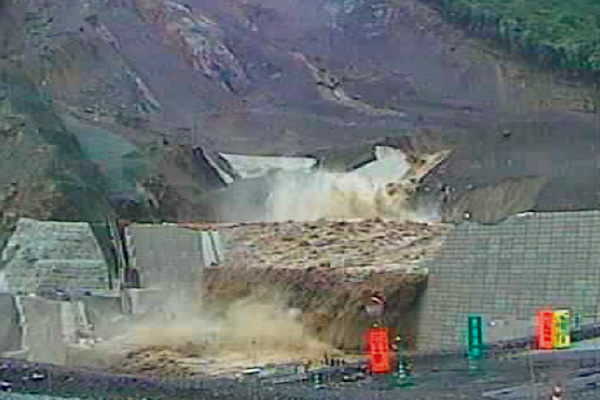 図版:2014年8月,台風11号による急激な越流水