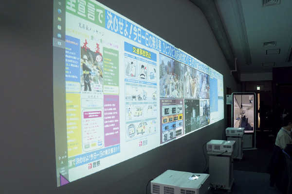 図版:現場の施工管理状況やWEBカメラ映像,天候などを映す3連マルチプロジェクタ