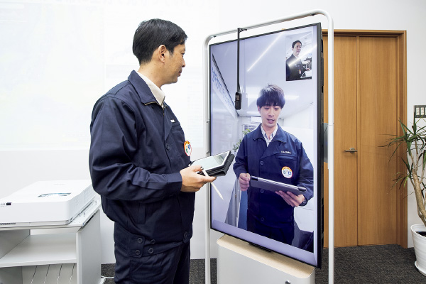 図版:テレプレゼンスシステム「窓」。目の前にいるような感覚で会話ができる,「音」「感覚」を追求したコミュニケーションツール