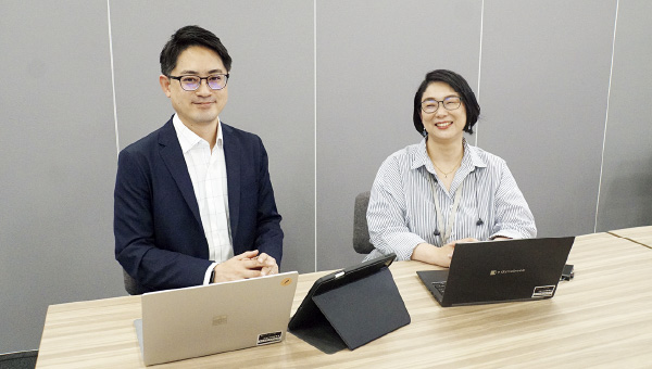 図版:左からデジタル推進室の國近京輔リーダー,中川康子担当