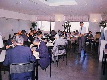 図版:1988年当時の社員食堂