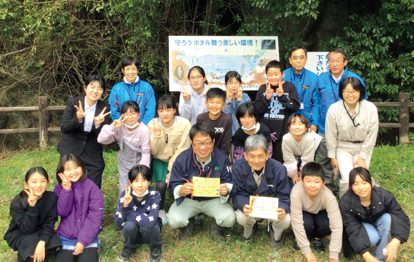 図版:今年3月にも南関第二小学校の子どもたちとともにホタル幼虫とカワニナの放流を行った