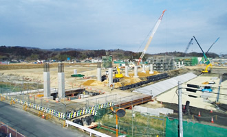 写真：高架橋はRCラーメン造，スパン約20m。工区内は遺跡が多く，切土工は慎重に行われた（2015年2月）
