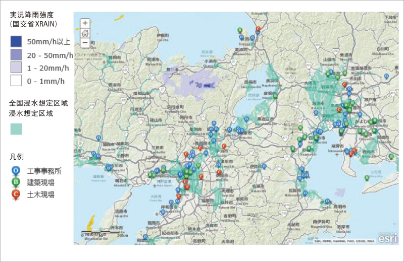 図版:施工中現場位置と浸水想定区域・実況降雨強度を重ね合わせたリアルタイムハザード情報(実況降雨強度情報は防災科学技術研究所が作成)