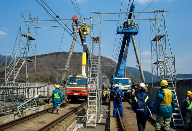 図版:軌陸車を用いた高所作業(3月29日)