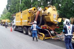 図版:高圧除染車による道路除染作業