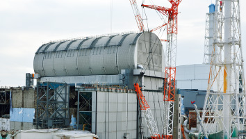 図版:3号機の使用済燃料プールからの燃料取り出しに向け,ドーム型の燃料取り出し用カバーを設置した