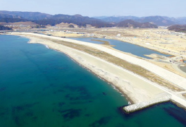 図版:砂浜再生工事では,施工延長1kmの砂浜を復旧した(2019年3月)
