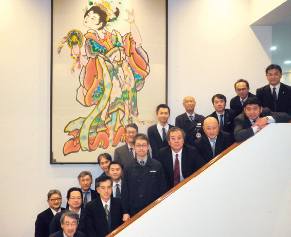 図版:工事に携わった当社メンバー。最前列左から3人目が武地真一所長。東北支店に飾られた「唐美人図」は,弘前ねぷたまつりでの同社のねぷた絵