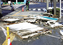 写真：仙台市内中心部でも片付け作業が遅れていた