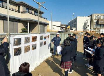 図版:工事現場で発掘された埋蔵文化財調査の見学会