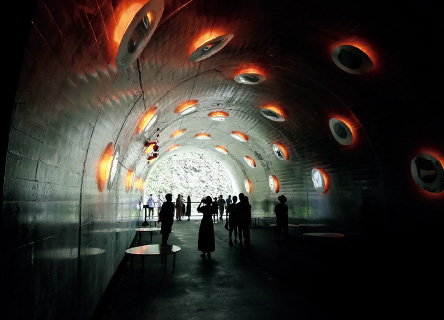 図版:トンネル内にはアート作品「Tunnel of Light」が広がる