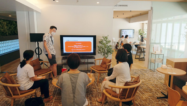図版:“BOOK CLUB”では,若手社員が本の紹介や議論を通じて,活発に交流